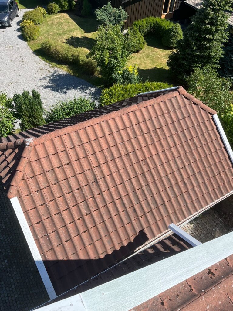 Falmet rødt takstein før behandling
